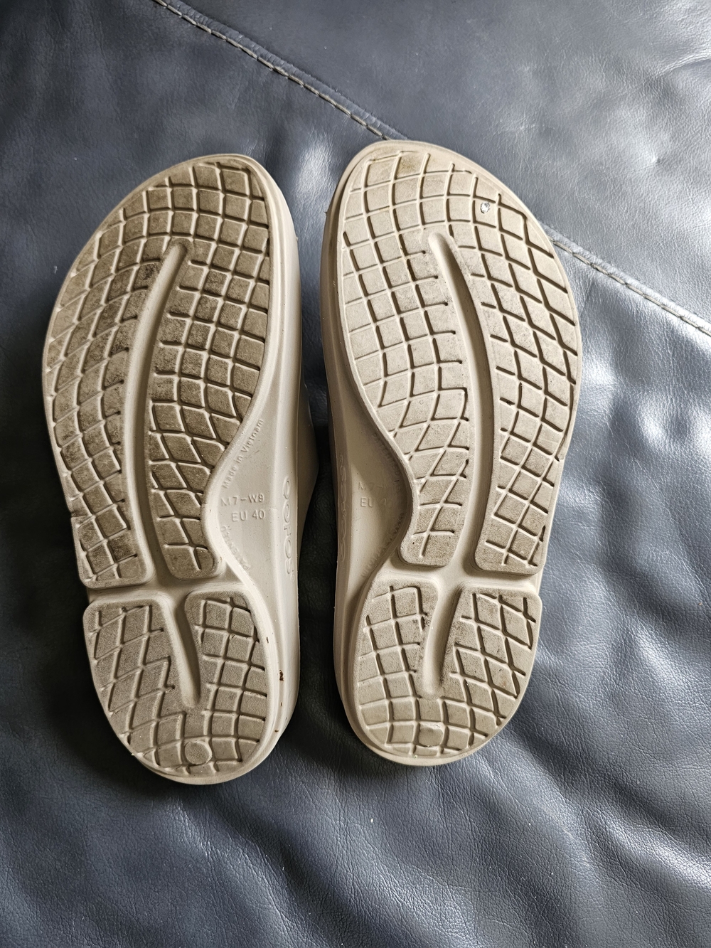 OOFOS Men’s Beige Recovery Slide - Lightweight Comfort - Picture 3 of 5